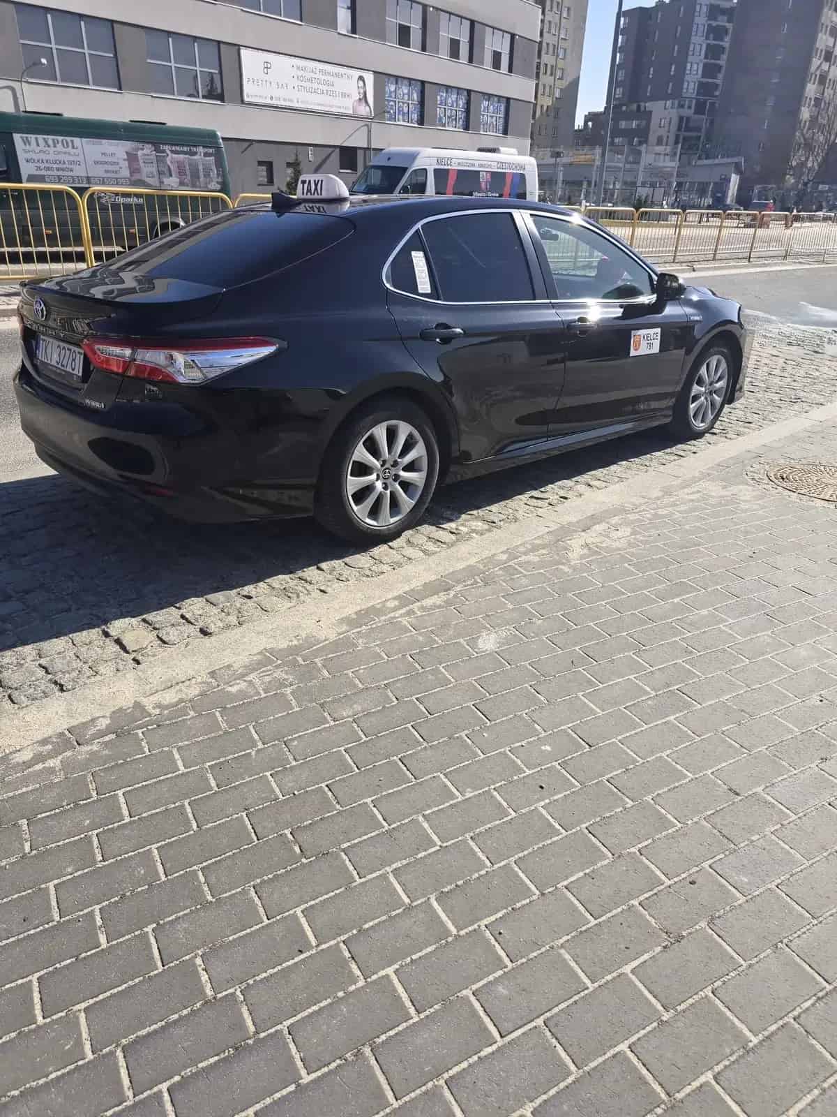 Wnętrze Toyota Camry Hybrid — taxi Kielce