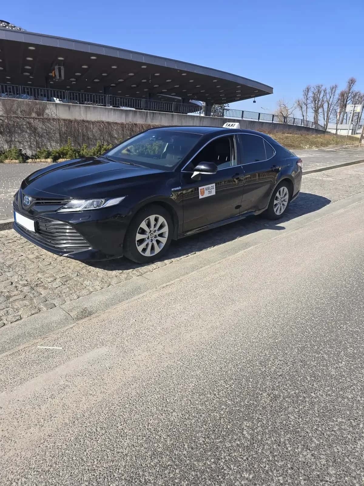 Toyota Camry Hybrid — komfortowe taxi w Kielcach